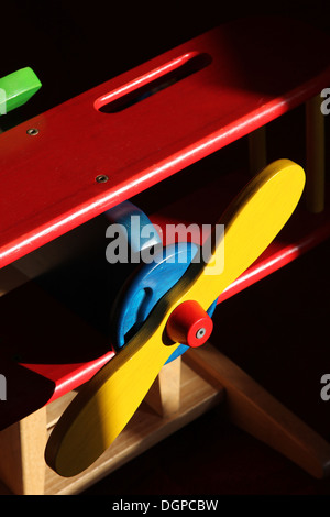 Le vent, de jouets, de l'énergie éolienne, isolé, vert, rouge, jaune, éolienne, de l'hélice, gadget, tourner, tourner, studio shot, ventilateur, violet, r Banque D'Images