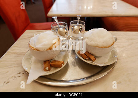 Deux tasses de mélange de café, café Zauner, Bad Ischl, Salzkammergut resort area, quart de région, Haute Autriche, Autriche Banque D'Images