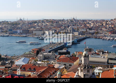 Le pont de Galata, corne d'or, la Mosquée Bleue, à gauche, à Sultanahmet, vue de la tour de Galata, Istanbul, côté européen, la Turquie, l'Europe Banque D'Images