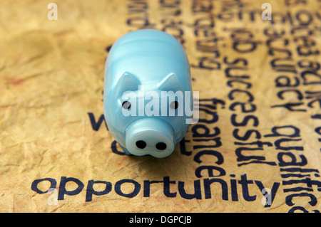 Occasion texte sur papier grunge avec piggy bank Banque D'Images
