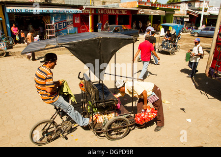 Les taxis de vélo dans les rues de village Rivas, Nicaragua. Banque D'Images