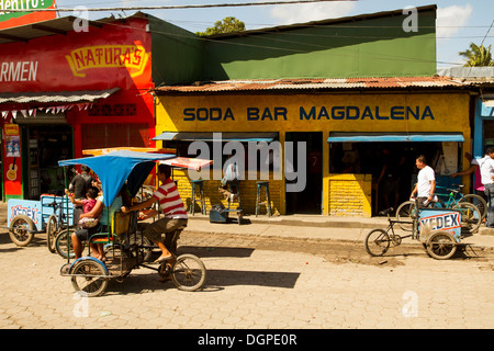 Les taxis de vélo dans les rues de village Rivas, Nicaragua. Banque D'Images