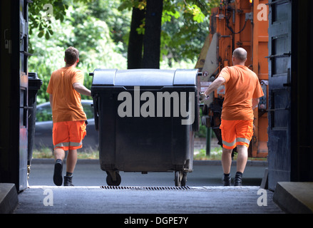 Berlin, Allemagne, les employés de la BSR poubelles vides Banque D'Images