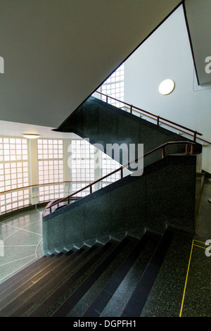 Escalier du Musée des sciences à Londres avec une décoration Art Déco, construit en 1910 Banque D'Images