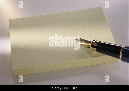 Feuille de papier avec un stylo comme mémo vierge Banque D'Images