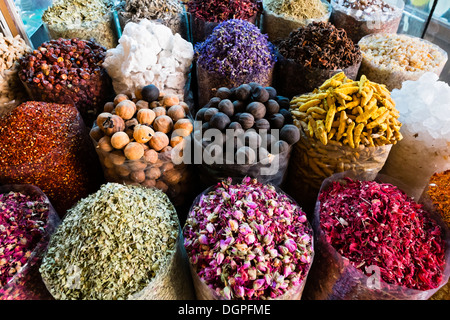 Épices et herbes pour la vente à Souk aux épices de Deira Dubaï Émirats Arabes Unis Banque D'Images