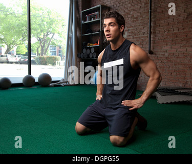 Male bodybuilder Taking a break in gym Banque D'Images