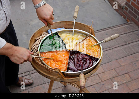 Sucreries traditionnelles sur un bâton en bois vendu par un vendeur de rue, quartier historique de Sultanahmet, Istanbul, Turquie, Europe Banque D'Images