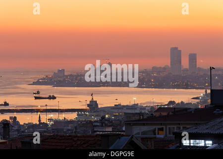 L'humeur du soir sur la rive de la mer de Marmara, la vieille ville de Sultanahmet, Istanbul, Turquie, Europe Banque D'Images