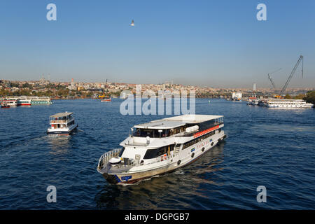 Ferry, corne d'or, vue depuis le pont de Galata à Fatih, Istanbul, côté européen, la Turquie, l'Europe, PublicGround Banque D'Images