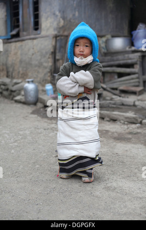 Enfant Tribal en vêtements traditionnels, la technologie MIMO, Nagaland, village de l'Inde. Banque D'Images