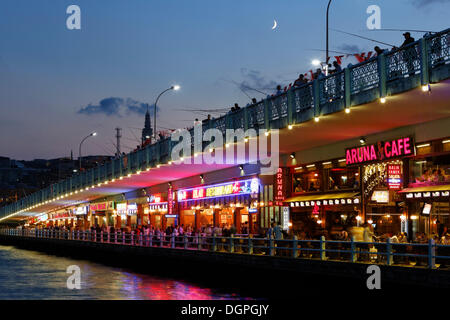 Les pêcheurs et les restaurants sur le pont de Galata, corne d'or, Istanbul, côté européen, la Turquie, l'Europe, PublicGround Banque D'Images