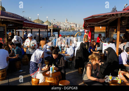 Restaurants de poissons, Golden Horn, Eminoenue, la tour de Galata à l'arrière, côté européen, Istanbul, Turquie, Europe, PublicGround Banque D'Images