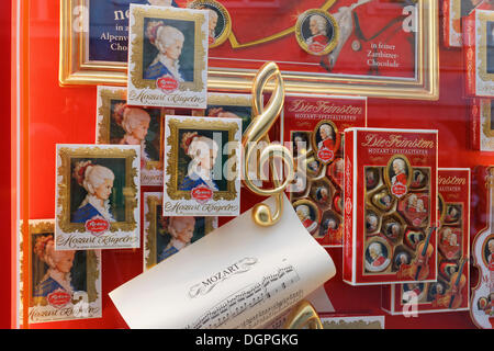 Boules de Mozart dans une vitrine, Salzburg, Autriche, Europe, PublicGround Banque D'Images