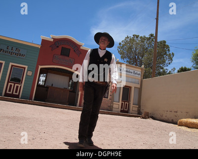 Plusieurs personnages Wyatt Earp (illustré ici) et décors de recréer l'American Old West à Tombstone, Arizona, USA Banque D'Images