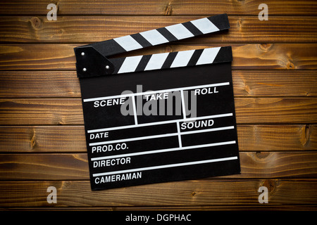 Vue de dessus de clapper board on wooden table Banque D'Images