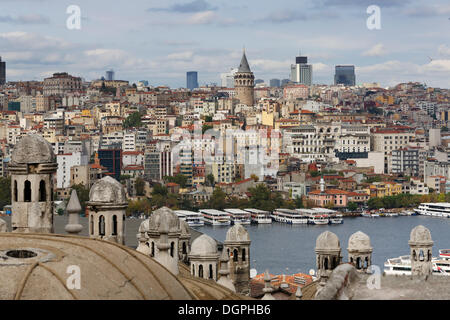 Vue de la Mosquée Süleymaniye à travers la corne d'or à Ixelles avec la tour de Galata, Istanbul, côté Européen Banque D'Images