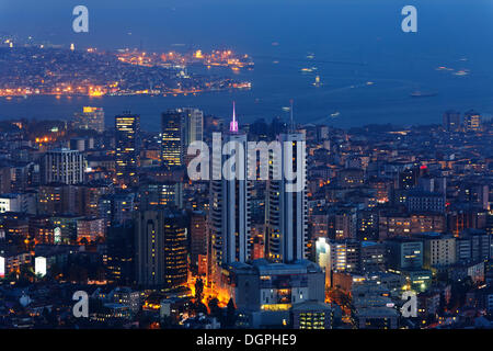 Vue d'Istanbul Sapphire sud avec Bosphore et la mer de Marmara à la brunante, Levent, Besiktas, Istanbul, côté Européen Banque D'Images