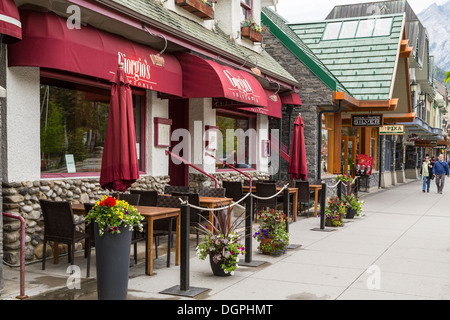 Un restaurant italien sur la rue Main, au centre-ville de Banff, Banff National Park, Alberta, Canada. Banque D'Images