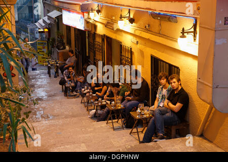 Café avec terrasse dans une ruelle de Istiklal Caddesi ou l'indépendance Road, Beyoğlu, Istanbul, côté européen, Istanbul Province Banque D'Images