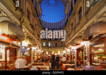 Restaurants dans la Cité de Pera, arcade comme knwon aussi Passage des fleurs ou Cicek Pasaji, Beyoğlu, Istanbul, côté Européen Banque D'Images