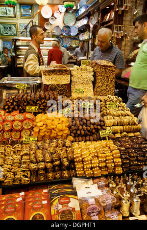 Des fruits secs et des bonbons, Bazar égyptien ou marché aux épices, Misir Çarşısı, Eminönü, Istanbul, côté européen, Istanbul Province Banque D'Images