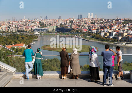 Vue depuis la colline de Pierre Loti à travers la corne d'or à Sisli, Pierre-Loti-Hügel, Eyüp, Istanbul, Istanbul, Turquie Province Banque D'Images