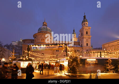 Marché de Noël de Salzbourg sur Residenzplatz, Place de la résidence avec la cathédrale de Salzbourg, centre-ville historique, Residenzplatz Banque D'Images