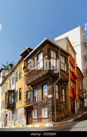 Vieille maison de bois en Yeni Carsi Caddesi, Beyoğlu, Istanbul, côté européen, Istanbul, Turquie, Province du côté européen Banque D'Images