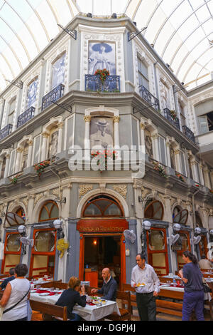 Restaurant à Cité de Pera, passage des fleurs, Cicek Pasaji, Beyoğlu, Istanbul, côté européen, Istanbul, Turquie Province Banque D'Images