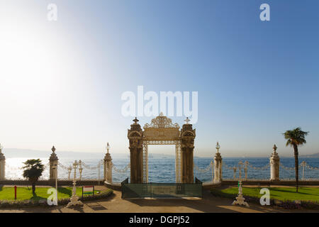 Passerelle vers le Bosphore dans le parc du Palais de Dolmabahçe Dolmabahçe Sarayi, Beşiktaş, Istanbul, du côté européen, Banque D'Images