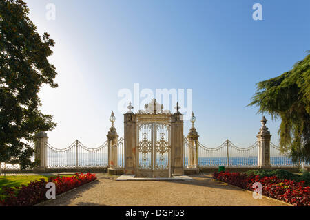 Passerelle vers le Bosphore dans le parc du Palais de Dolmabahçe Dolmabahçe Sarayi, Beşiktaş, Istanbul, du côté européen, Banque D'Images