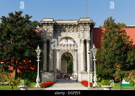 Hazine-i Hassa, conseil du trésor porte de la palais de Dolmabahçe Dolmabahçe Sarayi, Beşiktaş, Istanbul, du côté européen, Banque D'Images