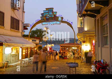 Une allée sur le Bosphore, dans la soirée, Ortaköy, Besiktas, Istanbul, Istanbul, Turquie Province Banque D'Images