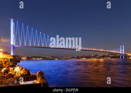 Restaurant sur le Bosphore avec le pont du Bosphore, Ortaköy, Besiktas, Istanbul, Istanbul, Turquie Province Banque D'Images