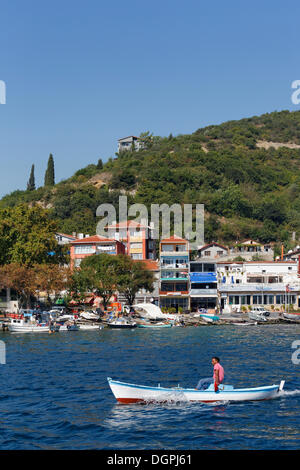 Pêcheur dans un bateau de pêche, Rumeli Kavagi Bosphore, Istanbul, Sariyer, côté européen, Istanbul, Turquie, Province, côté Européen Banque D'Images