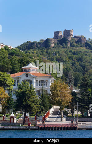 Vue depuis le Bosphore vers Château génois ou Yoros Kalesi, Anadolu Kavagi, Bosphore, Istanbul, rive asiatique Banque D'Images