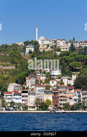 Vue depuis le Bosphore vers le district de Sariyer, Bosphore, Sariyer, Istanbul, côté européen, Istanbul, Turquie Province Banque D'Images