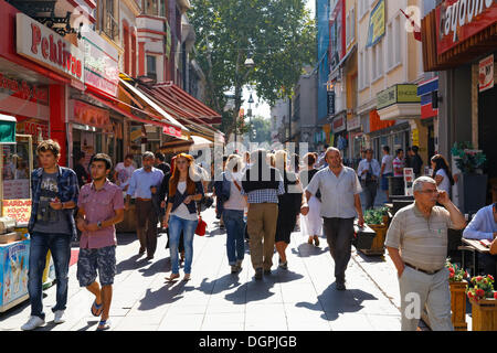 Zone piétonne, dans le quartier du marché, Kadiköy, Istanbul, rive asiatique, Istanbul, Turquie Province Banque D'Images