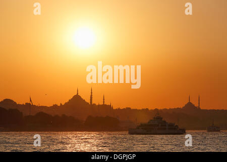 L'humeur du soir, Mosquée de Suleymaniye et la mosquée de Fatih, ferry sur Bosphore, vu de Ueskuedar, Bosphore, Üsküdar, Istanbul Banque D'Images