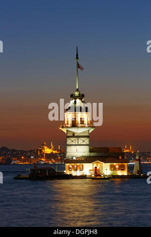 L'humeur du soir, Tour de la jeune fille ou la tour de Léandre, Kız Kulesi, dans l'affaire Bosphorus, Mosquée de Suleymaniye, à l'arrière, Bosphore, Üsküdar Banque D'Images