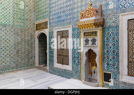 Hall avec fontaine, avec des murs d'Iznik et de Kütahya, dans le Harem du Palais de Topkapi, Topkapi Sérail, Topkapi-Sarayi Banque D'Images