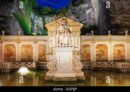 Pferdeschwemme, l'étang la nuit, Herbert-von-Karajan-Platz, Altstadt, Salzbourg, Salzbourg, Autriche Etat Banque D'Images