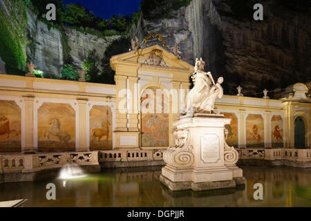 Pferdeschwemme, l'étang la nuit, Herbert-von-Karajan-Platz, Altstadt, Salzbourg, Salzbourg, Autriche Etat Banque D'Images