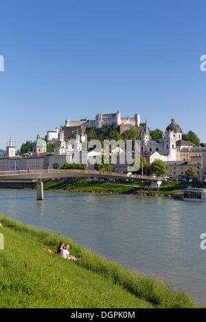 Vue depuis la rivière Salzach plus Elisabethkai avec Makartsteg vers le centre-ville historique de Salzbourg, Salzbourg, état Banque D'Images