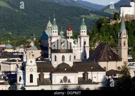 Collégiale, la cathédrale, l'église Saint François, centre historique de la ville, vue sur la montagne, Salzbourg, Moenchsberg État Salzbourg Banque D'Images
