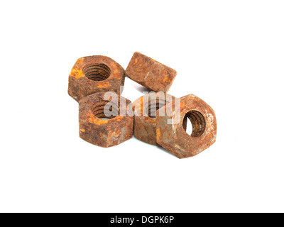 Les écrous et boulons rouillés sur un fond blanc. Banque D'Images