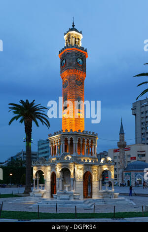 Tour de l'horloge de Cumhuriyet Meydani, carrés sur Konak Konak Meydani, Konak, Izmir İzmir, Province, Région de l'Egée, la Turquie Banque D'Images