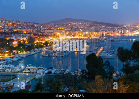 Port de plaisance de Kusadasi, Kusadasi, à la tombée de la province d'Aydin, région de l'Egée, la Turquie Banque D'Images