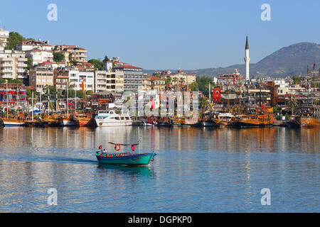 Des bateaux d'excursion et un bateau de pêche dans le port, Alanya, Turkish Riviera, Antalya Province, Région Méditerranéenne, Turquie Banque D'Images